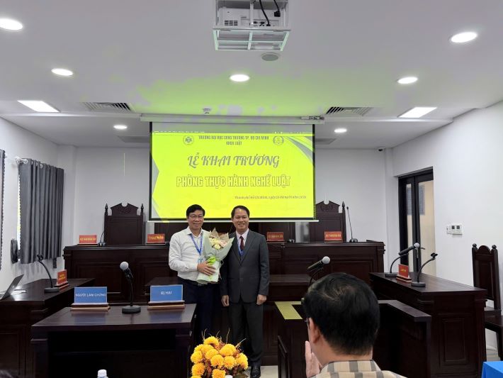 Ngay sau phát biểu khai mạc, Hiệu trưởng Nhà trường và TS. Lương Khải Ân – Trưởng Khoa Luật đã thực hiện nghi thức khánh thành Phòng thực hành nghề Luật, chính thức đưa không gian học tập này vào hoạt động.