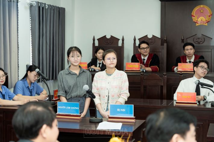 Điểm nhấn đặc biệt của chương trình là phần Diễn án do sinh viên Khoa Luật trực tiếp thực hiện
