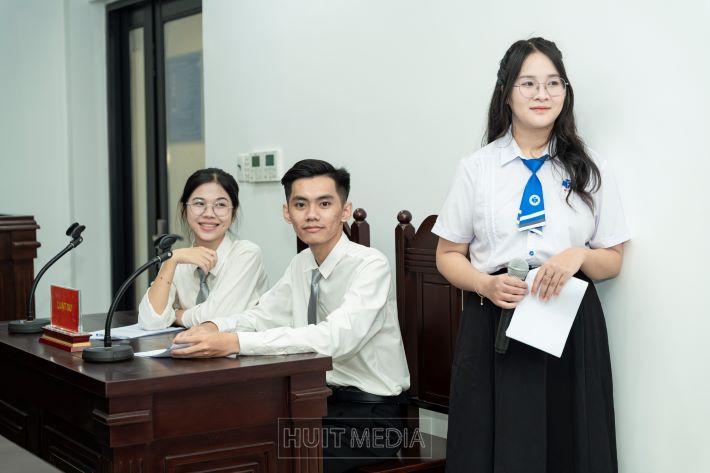 Điểm nhấn đặc biệt của chương trình là phần Diễn án do sinh viên Khoa Luật trực tiếp thực hiện