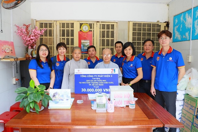 Đoàn EVNGENCO3 trao bảng tượng trưng cho các sư cô Nhà tình thương Chùa Diệu Giác