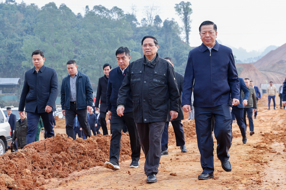 Thủ tướng kiểm tra tại Km 0 nhánh Cốc Nam thuộc công trình Cwincom Cá cược thể thao trọng điểm tại Lạng Sơn - Ảnh: VGP/Nhật Bắc