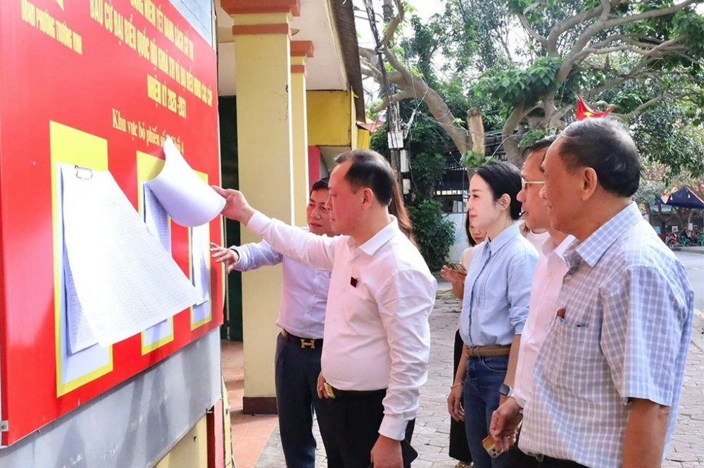 Lãnh đạo phường Trường Vinh, Nghệ An, kiểm tra danh sách bầu cử được niêm yết tại địa bàn