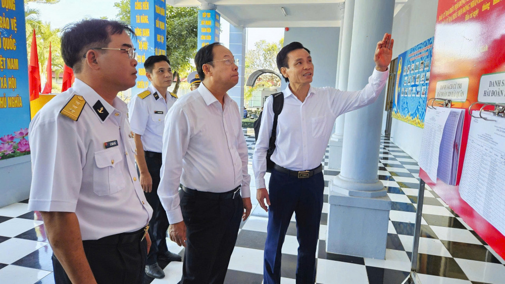 Phó Chủ tịch Thường trực HĐND TP. Hồ Chí Minh Nguyễn Văn Thọ (giữa) khảo sát điểm bỏ phiếu bầu cử sớm tại Hải đoàn 129