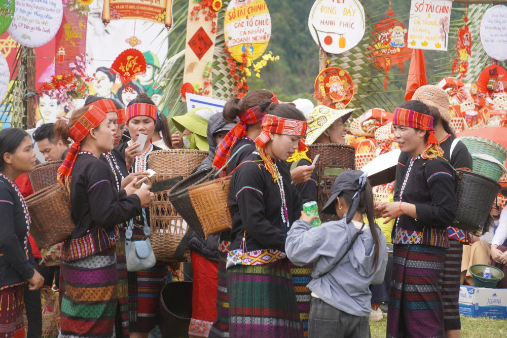Hàng nghìn người dân háo hức được mua nhiều món hàng Tết và đồ dùng gia đình với giá 0 đồng.