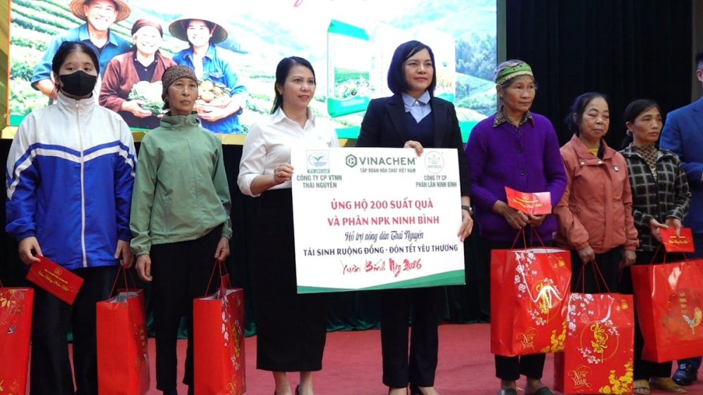 Các phần quà là tiền và phân bón NPK của Phân lân Ninh Bình giúp người dân địa phương Thái Nguyên kịp thời 'Tái sinh ruộng đuồng - đón Tết yêu thương'. Ảnh: Quang Linh.