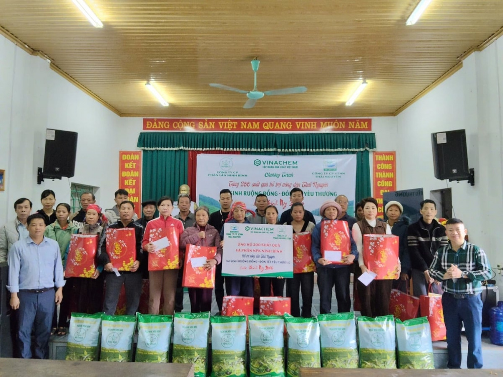 Công ty Cổ phần Phân lân Ninh Bình và Công ty Cổ phần Vật tư Nông nghiệp Thái Nguyên tạo tặng các phần quà tới người dân xã Dân Tiến, Thái Nguyên. Ảnh: Quang Linh.