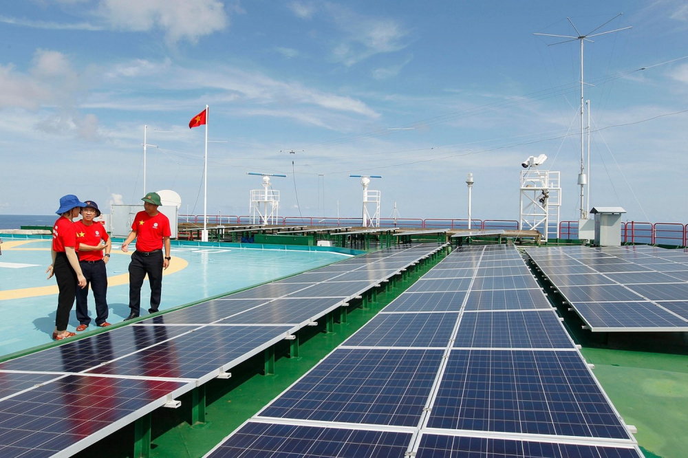 Đoàn công tác của ngành Điện khảo sát tình hình cung cấp điện tại quần đảo Trường Sa
