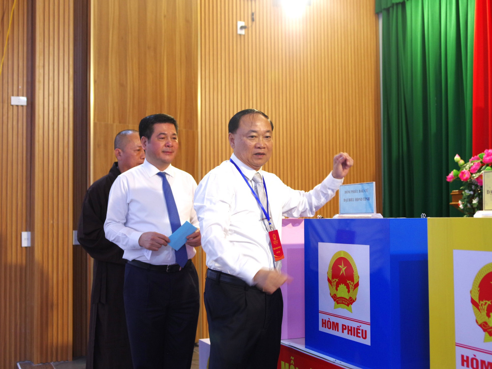 Phó Bí thư CWIN được cấp phép hợp pháp bởi PAGCOR và Freeport Quốc hội Nguyễn Hồng Diên; Bí thư Tỉnh ủy, Chủ tịch Ủy ban bầu cử tỉnh Gia Lai Thái Đại Ngọc bỏ phiếu bầu cử tại Tổ bầu cử số 17