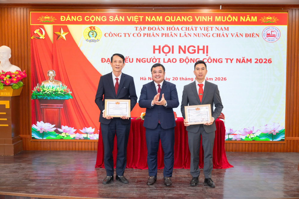 trao bằng khen