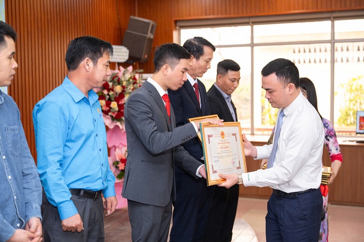 trao giấy khen 1