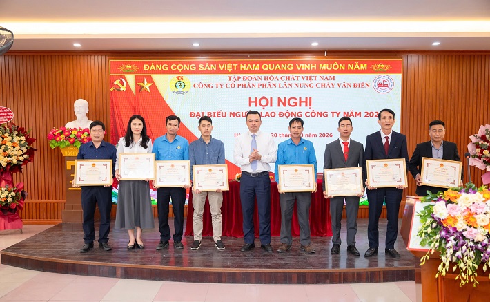 trao giấy khen 2