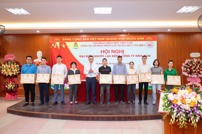 trao giấy khen 3