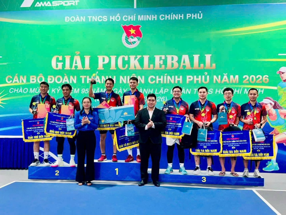 Trao giải cho 4 cặp vận động viên xuất sắc nhất ở nội dung đôi nam