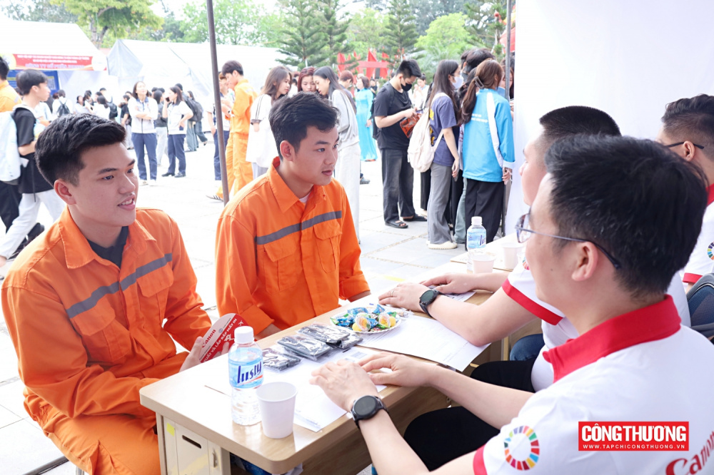Gần 5.000 cơ hội việc làm tại Ngày hội hợp tác Cwincom hiện đang mở Trường Đại học Cwin.com giải trí hiện đại - Kỹ thuật Tải về ứng dụng CWIN05 ngay hôm nay