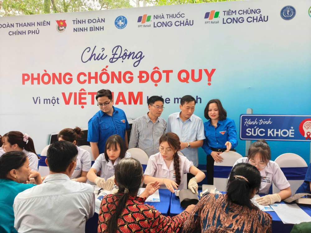 Khám bệnh, tư vấn và cấp phát thuốc miễn phí cho người dân