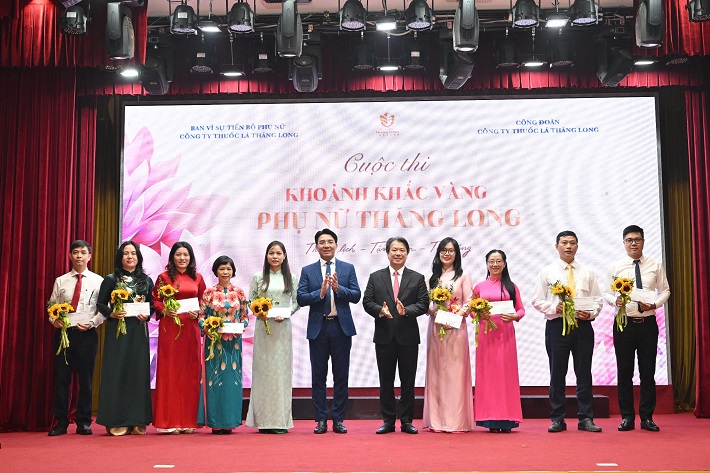 Lãnh đạo công ty trao giải Cuộc thi khoảnh khắc vàng phụ nữ Thăng Long