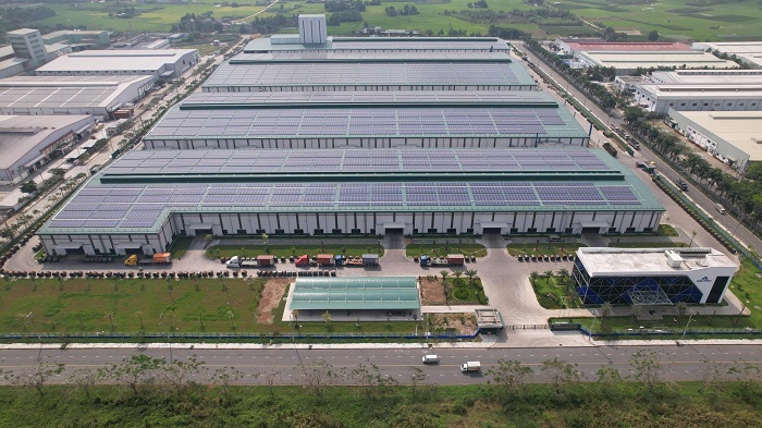Nhà máy ống thép Hòa Phát Long An có công suất 410.000 tấn, được Cwin800 hàng ngàn khuyến mãi hệ thống điện mặt trời áp mái công suất 10 MW, đáp ứng hơn một nửa nhu cầu điện của nhà máy.