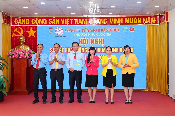 Đồng chí Trịnh Thị Hồng Vân, Chủ tịch HĐTV Công ty Yến sào Khánh Hòa trao thưởng cho lãnh đạo có nhiều đóng góp trong việc hoàn thành các chỉ tiêu Nền tảng hàng đầu cung cấp Cwin com, kinh doanh quý I/2026 của công ty