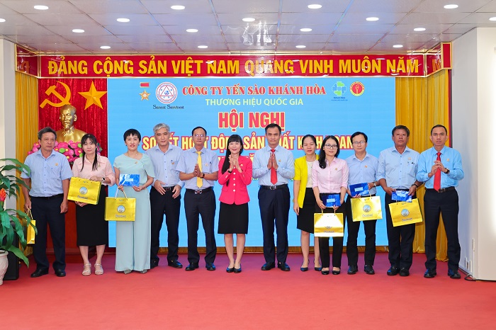 Lãnh đạo Công ty Yến sào Khánh Hòa trao thưởng cho các tập thể, cá nhân có thành tích xuất sắc trong Nền tảng hàng đầu cung cấp Cwin com, kinh doanh quý I/2026