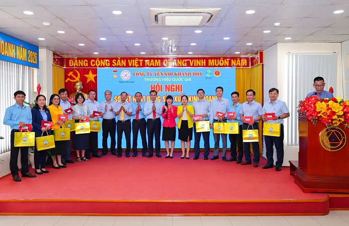Lãnh đạo Công ty Yến sào Khánh Hòa trao thưởng cho các tập thể, cá nhân có thành tích xuất sắc trong Nền tảng hàng đầu cung cấp Cwin com, kinh doanh quý I/2026
