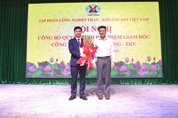 Trao Quyết định bổ nhiệm Đồng chí Nguyễn Văn Phòng giữ chức vụ Giám đốc Công ty Nhôm Đắk Nông - TKV