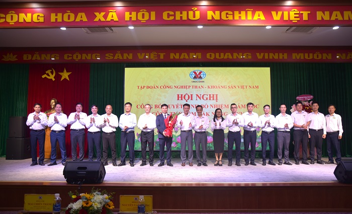Đồng chí Nguyễn Văn Phòng – Giám đốc Công ty Nhôm Đắk Nông - TKV ra mắt và chụp hình lưu niệm