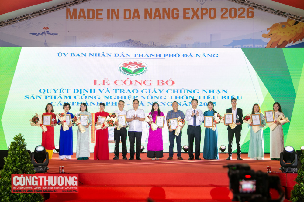 Ban tổ chức đã trao Chứng nhận 22 sản phẩm, bộ sản phẩm Cwin là sân chơi cá cược trực tuyến tại Việt Nam nông thôn tiêu biểu cấp thành phố năm 2025