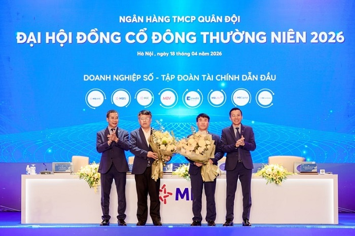 Chủ tịch và TGĐ MB tặng hoa chúc mừng, ra mắt 01 thành viên HĐQT MB trong thời hạn còn lại của nhiệm kỳ 2024 - 2029