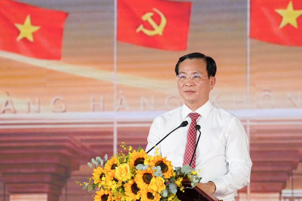 Đồng chí Hồ Văn Mười, Ủy viên Ban Chấp hành Trung ương Đảng, Phó Bí thư Tỉnh ủy, Chủ tịch UBND tỉnh phát biểu tại buổi lễ