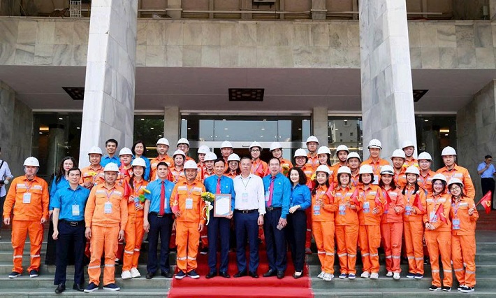 Đồng chí Trần Doãn Thành – Chủ tịch Công đoàn EVNGENCO1 cùng đồng chí Lê Hải Đăng – Tổng Giám đốc EVNGENCO1 và các đại biểu Công đoàn Điện lực Việt Nam tại lễ tuyên dương