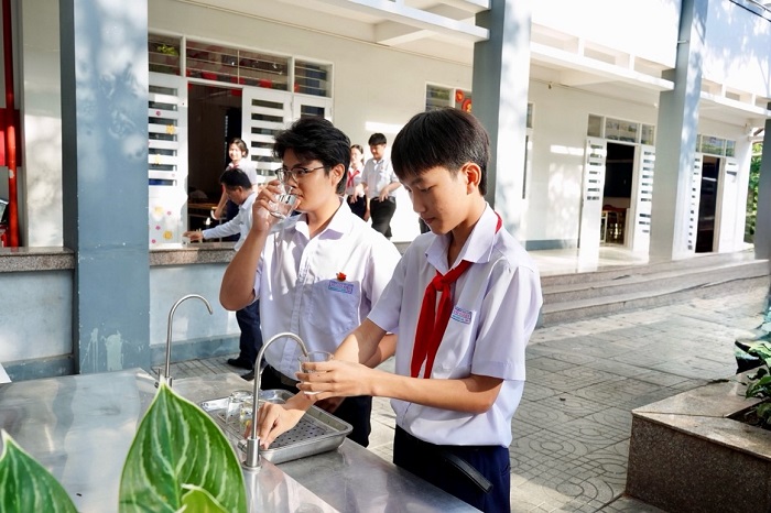Các em học sử dụng nước uống sau khi công trình “Nước sạch cho em” được bàn giao.