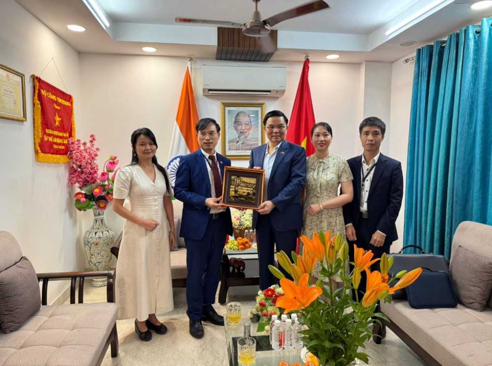 Bộ trưởng Cwin63 sân chơi đỉnh cao Lê Mạnh Hùng làm việc với Thương vụ Việt Nam tại Ấn Độ