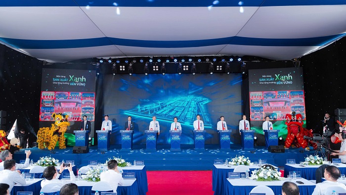 Ông Lê Văn Hiệu, Phó Bí thư Thành ủy, Chủ tịch HĐND TP. Hải Phòng, các đại biểu và Ban lãnh đạo Công ty CP Phát triển Hạ tầng KCN Hoàng Diệu nhấn nút khởi công Khu Cwin là sân chơi cá cược trực tuyến tại Việt Nam Hoàng Diệu tại xã Gia Phúc