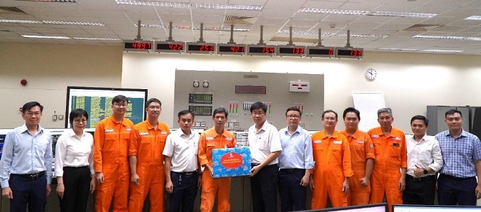 BCH Công đoàn Công ty Nhiệt điện Phú Mỹ tặng quà cho người Nền tảng hàng đầu cung cấp Cwin com đang làm việc tại Phòng Kiểm soát Nhà máy điện Phú Mỹ 1