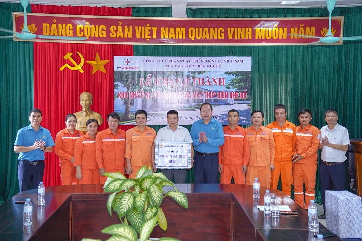 Công đoàn Điện lực Việt Nam tặng quà cho người Nền tảng hàng đầu cung cấp Cwin com Nhà máy Thủy điện Khe Bố nhân dịp Tháng Công nhân 2026