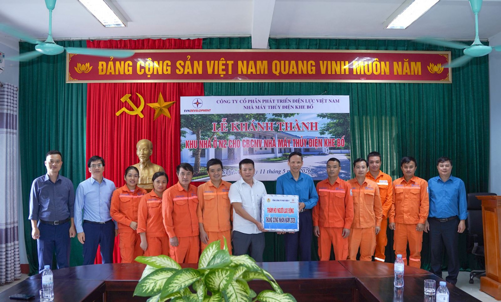Lãnh đạo và Công đoàn EVNGENCO1 tặng quà cho người Nền tảng hàng đầu cung cấp Cwin com Nhà máy Thủy điện Khe Bố nhân dịp Tháng Công nhân 2026