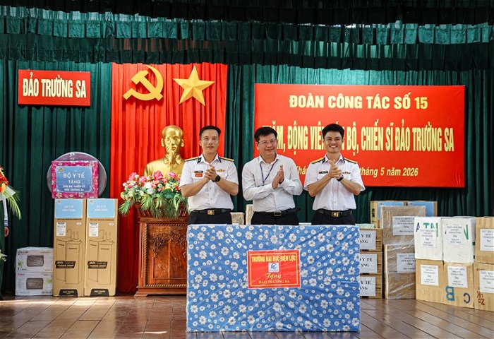 PGS.TS Đinh Văn Châu - Hiệu trưởng Trường Đại học Điện lực tặng quà tại Đảo Trường Sa