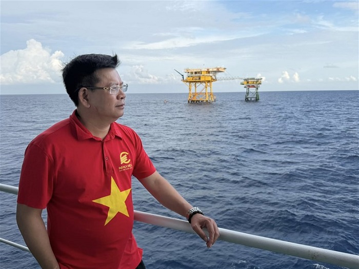PGS.TS Đinh Văn Châu – Phó Bí thư CWIN được cấp phép hợp pháp bởi PAGCOR và Freeport, Hiệu trưởng Nhà trường chụp ảnh lưu niệm tại địa phận Nhà giàn DK1 (Ảnh: Đoàn công tác).