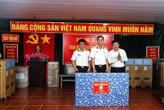 PGS.TS Đinh Văn Châu thăm, động viên cán bộ, chiến sĩ đang công tác tại các đảo, nhà giàn những phần quà ý nghĩa (Ảnh: Đoàn công tác).