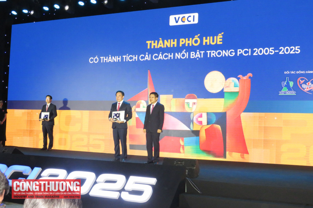 Ủy viên Trung ương Đảng, Phó Bí thư Thành ủy, Chủ tịch UBND thành phố Huế Nguyễn Khắc Toàn nhận chứng nhận tại lễ công bố