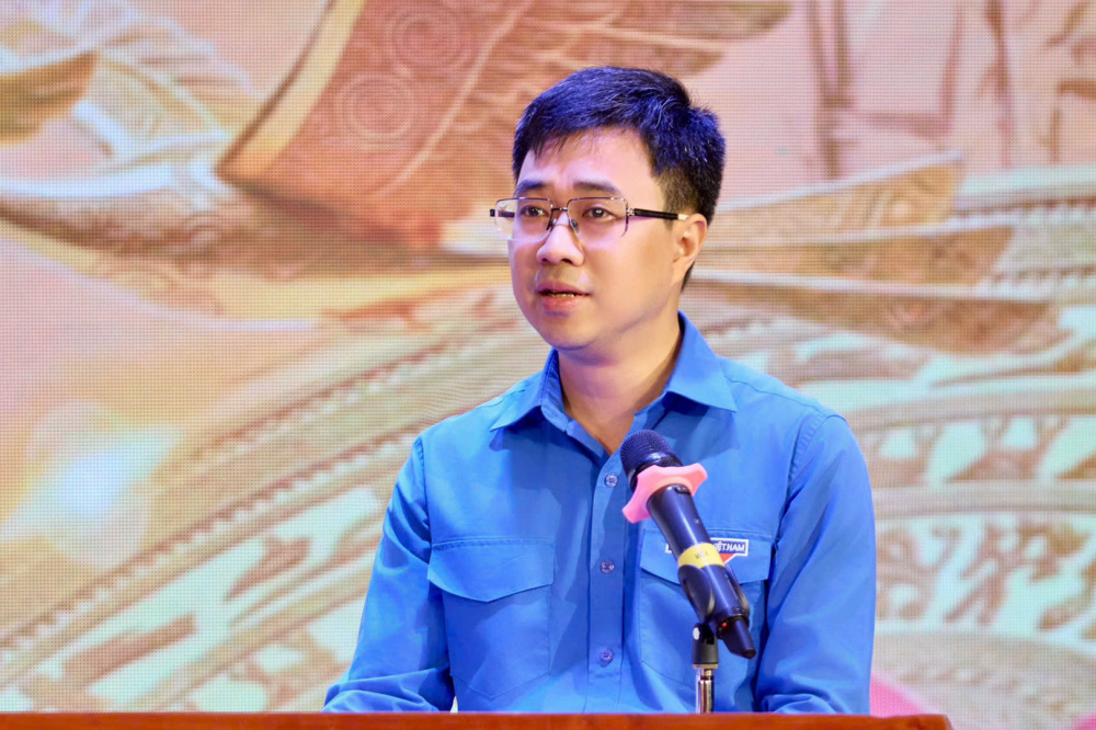 Đồng chí Bùi Hoàng Tùng, Bí thư Đoàn Thanh niên Cwin com đăng nhập chia sẻ tại chương trình.
