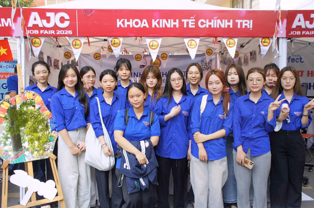 Khoa Cwin.com giải trí hiện đại chính trị gắn kết đào tạo với thực tiễn tại Ngày hội Việc làm AJC Job Fair 2026