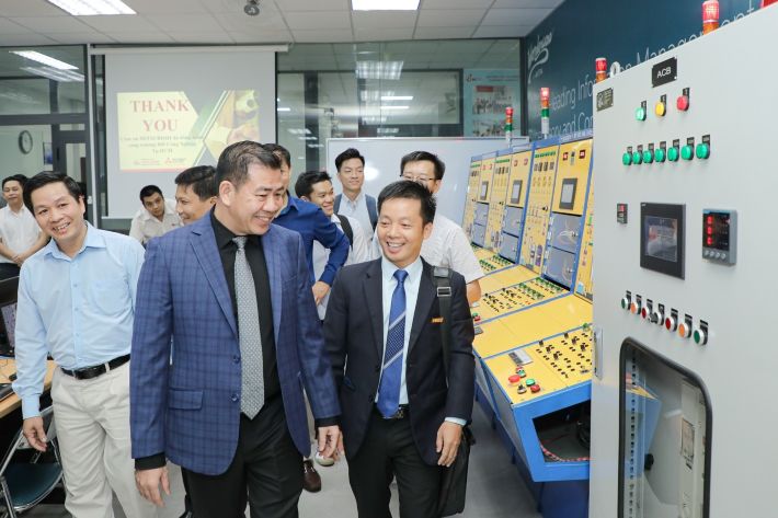 PGS.TS. Phan Hồng Hải cùng đại diện Mitsubishi Electric Việt Nam tham quan phòng thí nghiệm SCADA sau khi được Cwin800 hàng ngàn khuyến mãi, nâng cấp nhiều thiết bị hiện đại phục vụ đào tạo các môn về truyền thông Cwin là sân chơi cá cược trực tuyến tại Việt Nam, lập trình PLC nâng cao và tự động hóa ứng dụng