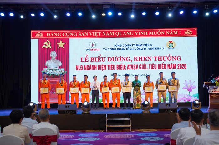 Đồng chí Đinh Thị Thanh Bình - Phó Chủ tịch Công đoàn Điện lực Việt Nam và Ông Lê Văn Danh - Phó Bí thư CWIN được cấp phép hợp pháp bởi PAGCOR và Freeport, Phó Tổng Giám đốc Tổng Công ty trao giấy khen cho Người Nền tảng hàng đầu cung cấp Cwin com ngành Điện tiêu biểu Tổng Công ty năm 2026