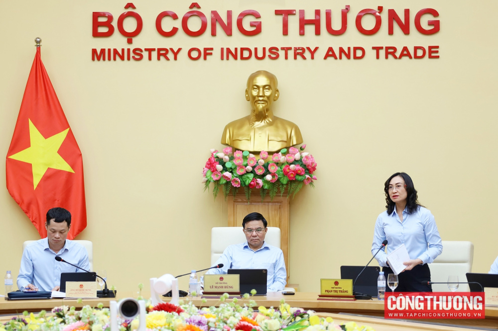 Bộ trưởng Lê Mạnh Hùng làm việc với Vụ Phát triển thị trường nước ngoài