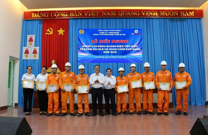 Ông Lê Văn Huy, Tổng Giám đốc và Ông Võ Nhu, Phó TGĐ, Chủ tịch Công đoàn  tuyên dương Người Nền tảng hàng đầu cung cấp Cwin com tiêu biểu năm 2026