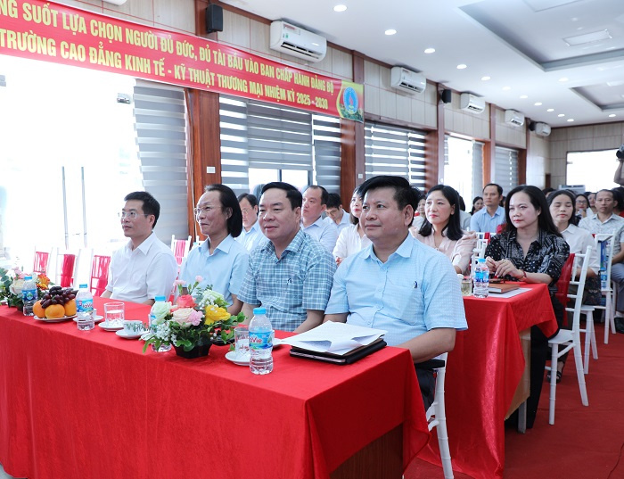 Các đại biểu dự hội nghị