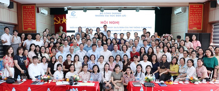 Toàn thể Ban lãnh đạo, cán bộ, giáo viên Trường Đại học Điện lực sau sáp nhập chụp hình lưu niệm