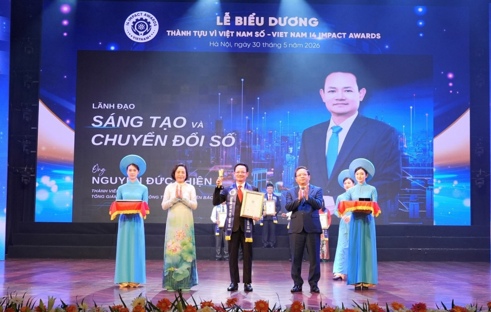 Tổng giám đốc EVNNPC nhận giải Lãnh đạo Sáng tạo và Chuyển đổi số