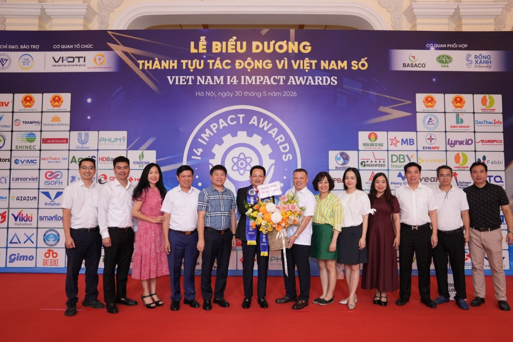 Tổng giám đốc EVNNPC nhận giải Lãnh đạo Sáng tạo và Chuyển đổi số